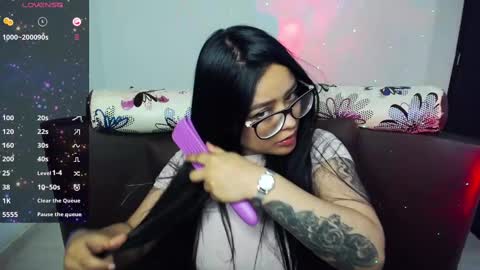 Snapshot of vio_let_ chatting on March 1, 10:21 pm Daniela online show from March 1, 10:21 pm