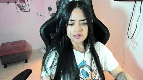 Snapshot of vio_let_ chatting on October 19, 7:53 am Daniela online show from October 19, 7:53 am