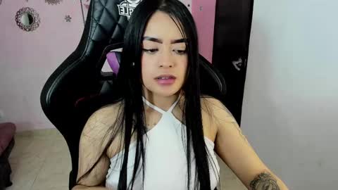 Snapshot of vio_let_ chatting on November 10, 1:04 am Daniela online show from November 10, 1:04 am