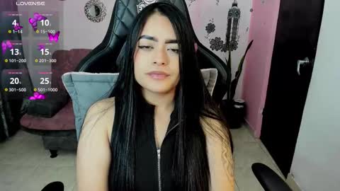 Snapshot of vio_let_ chatting on November 30, 4:27 am Daniela online show from November 30, 4:27 am