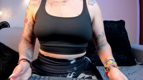 Snapshot of violeet_scott chatting on January 7, 4:48 pm Violett Everyday From 0530 to 1430 Col Time online show from January 7, 4:48 pm