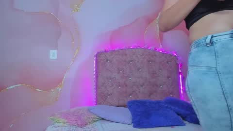 Snapshot of violet__taylor_ chatting on October 6, 2:20 am violet__taylor_ online show from October 6, 2:20 am