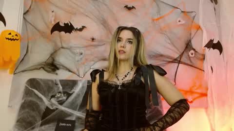 Snapshot of violetarainn chatting on October 4, 8:18 pm Violeta online show from October 4, 8:18 pm