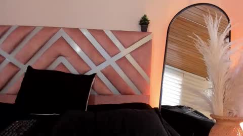 Call me Violet online show from December 3, 4:05 pm