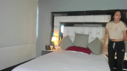 Snapshot of violetskinny chatting on November 21, 8:29 pm violetskinny online show from November 21, 8:29 pm