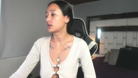 Snapshot of violetskinny chatting on December 4, 7:44 pm violetskinny online show from December 4, 7:44 pm