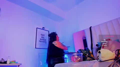 Snapshot of violett__sinclair1 chatting on October 15, 11:54 am Violett online show from October 15, 11:54 am