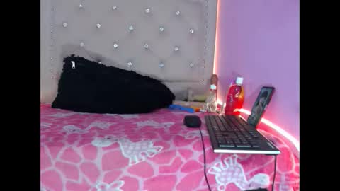 Snapshot of violett_ass chatting on January 10, 10:36 pm Samantha y jhons online show from January 10, 10:36 pm