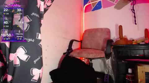 Snapshot of violett_ass chatting on October 28, 12:47 am Samantha y jhons online show from October 28, 12:47 am