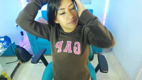 Snapshot of violetta_m_ chatting on February 4, 12:11 pm Violeta online show from February 4, 12:11 pm