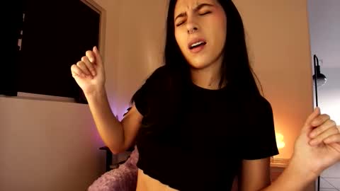 Snapshot of violettastars chatting on October 19, 10:49 am Violetta....Follow me in Twitter... online show from October 19, 10:49 am