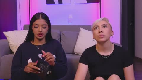 Snapshot of violettgrey_ chatting on December 5, 5:37 am Violet online show from December 5, 5:37 am