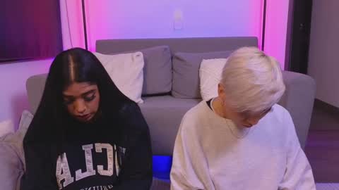 Snapshot of violettgrey_ chatting on December 11, 2:52 am Violet online show from December 11, 2:52 am