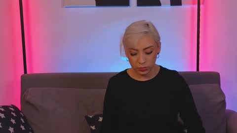 Snapshot of violettgrey_ chatting on February 19, 1:18 am Violet online show from February 19, 1:18 am