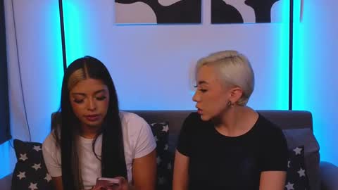 Snapshot of violettgrey_ chatting on February 21, 1:00 am Violet online show from February 21, 1:00 am