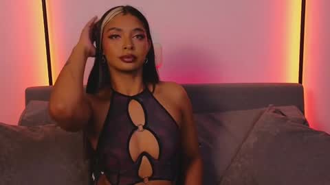 Snapshot of violettgrey_ chatting on March 11, 1:26 am Violet online show from March 11, 1:26 am