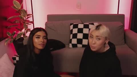 Snapshot of violettgrey_ chatting on November 13, 2:21 am Violet online show from November 13, 2:21 am