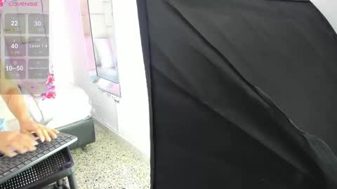 Snapshot of violettharous chatting on February 4, 4:15 am VioletthaRous online show from February 4, 4:15 am