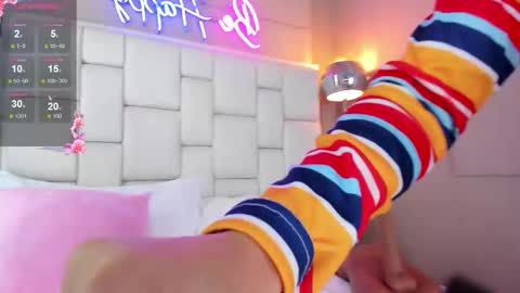 Snapshot of violettharous chatting on November 6, 10:54 pm VioletthaRous online show from November 6, 10:54 pm