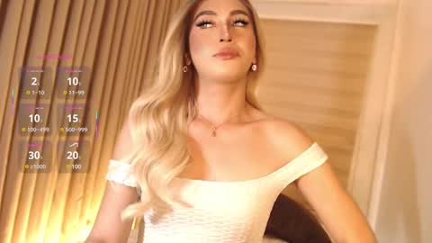 Snapshot of violetversacexx chatting on February 11, 9:14 pm Best Of Both Worlds online show from February 11, 9:14 pm