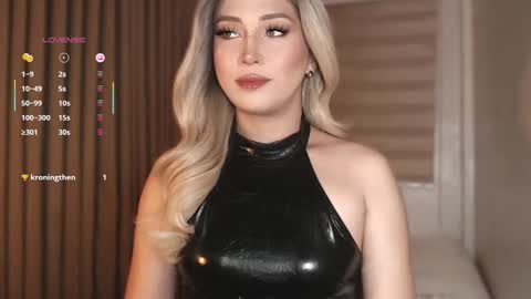 Snapshot of violetversacexx chatting on December 1, 5:45 am Best Of Both Worlds online show from December 1, 5:45 am