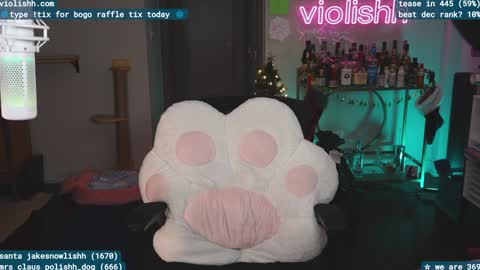 Snapshot of violishh chatting on December 18, 2:21 am follow me on twitter violishh and ig violishh  online show from December 18, 2:21 am