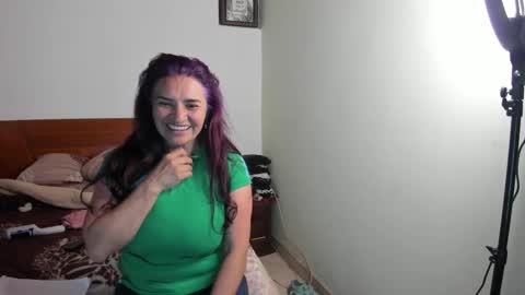 Snapshot of violleeet_ chatting on December 16, 5:12 am violleeet_ online show from December 16, 5:12 am