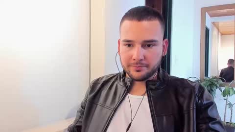 Vito Ferrer online show from February 18, 8:25 pm