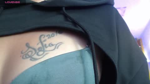 Snapshot of vitoria23_ chatting on March 11, 1:56 pm victoria 3 online show from March 11, 1:56 pm