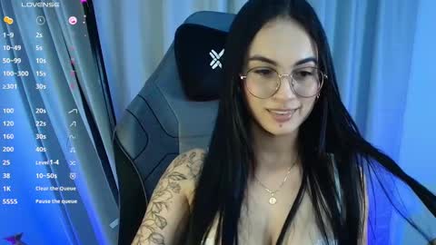 Snapshot of vivi_g chatting on December 16, 3:33 am Vivian online show from December 16, 3:33 am