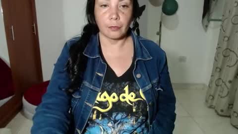 Snapshot of vivian_milf_paint chatting on September 10, 3:06 am vivian_milf_paint online show from September 10, 3:06 am