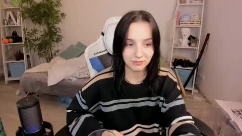 Snapshot of vivian_qwerty chatting on December 20, 6:24 pm vivian_qwerty online show from December 20, 6:24 pm
