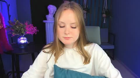 Snapshot of vivienleeigh chatting on December 18, 1:23 pm Vivien online show from December 18, 1:23 pm