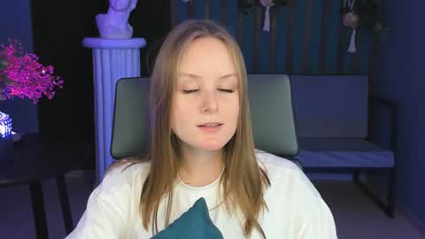 Snapshot of vivienleeigh chatting on December 18, 7:30 pm Vivien online show from December 18, 7:30 pm