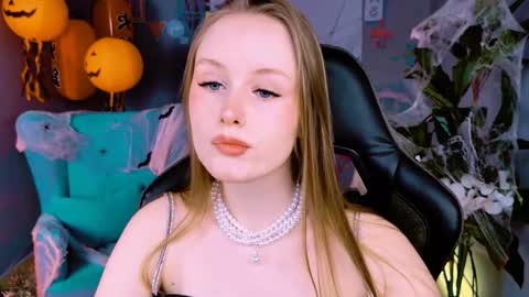 Snapshot of vivienleeigh chatting on October 18, 9:21 am Vivien online show from October 18, 9:21 am