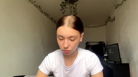 Snapshot of viviennebreihan chatting on November 5, 7:08 am Vivi online show from November 5, 7:08 am