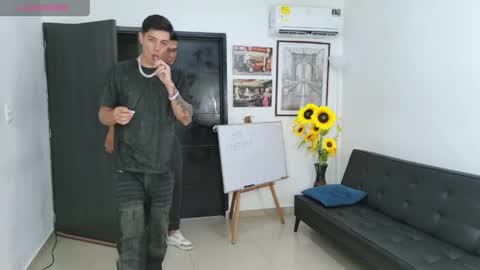 voyeurism_guys online show from April 14, 11:11 pm