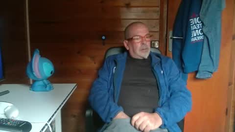 Snapshot of vuda77 chatting on March 8, 10:43 am oscar online show from March 8, 10:43 am