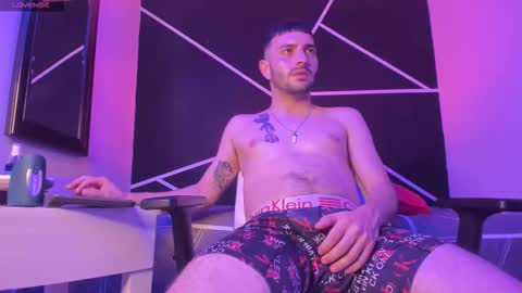 Snapshot of vynny_blacke_ chatting on November 30, 12:42 pm Vynny Blacke online show from November 30, 12:42 pm