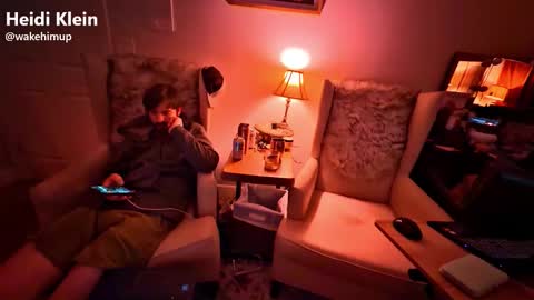 Snapshot of wakehimup chatting on November 22, 7:29 am wakehimup online show from November 22, 7:29 am