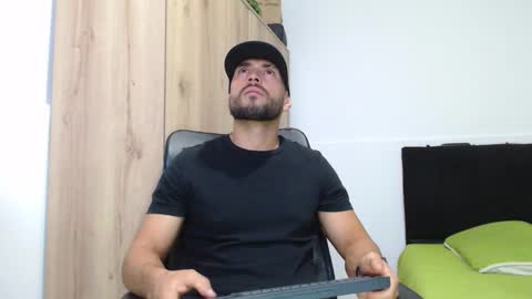 Snapshot of walter_brownn01 chatting on November 27, 3:36 pm WALTER BROWN online show from November 27, 3:36 pm