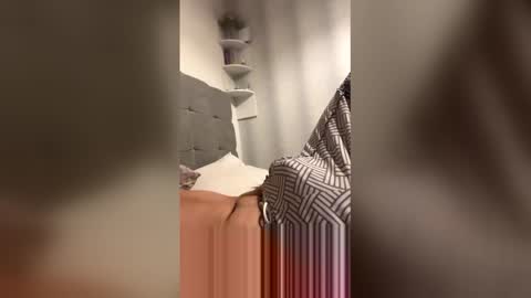 Snapshot of watchmethrob69 chatting on December 18, 12:22 pm watchmethrob69 online show from December 18, 12:22 pm