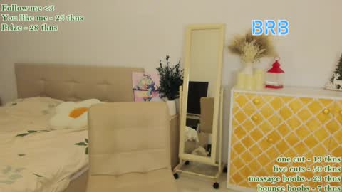 Snapshot of watermelon_sugar_ chatting on December 6, 4:49 pm Tess Pls support me with Can we reach 155 my favorite number online show from December 6, 4:49 pm