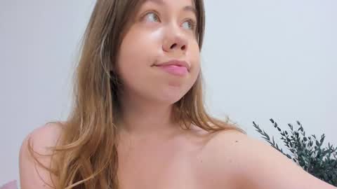 Snapshot of watermelon_sugar_ chatting on March 3, 12:58 pm Tess Pls support me with Can we reach 155 my favorite number online show from March 3, 12:58 pm