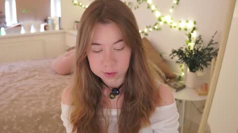 Snapshot of watermelon_sugar_ chatting on November 11, 10:37 am Tess Pls support me with Can we reach 155 my favorite number online show from November 11, 10:37 am