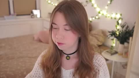 Snapshot of watermelon_sugar_ chatting on December 3, 2:48 pm Tess Pls support me with Can we reach 155 my favorite number online show from December 3, 2:48 pm