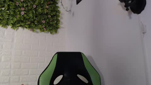 Snapshot of we_n_you chatting on January 20, 5:37 pm Trixie 3 online show from January 20, 5:37 pm