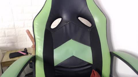 Snapshot of we_n_you chatting on January 25, 12:37 pm Trixie 3 online show from January 25, 12:37 pm