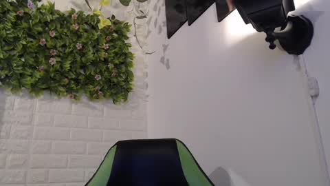 Snapshot of we_n_you chatting on February 13, 7:42 pm Trixie 3 online show from February 13, 7:42 pm