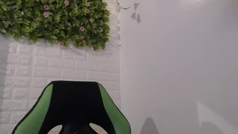 Snapshot of we_n_you chatting on February 14, 5:14 pm Trixie 3 online show from February 14, 5:14 pm